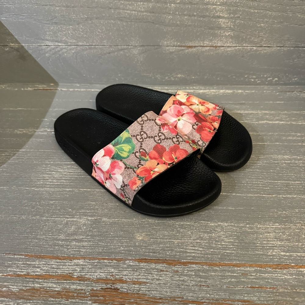 GUCCI GG BLOOMS SUPREME FLORAL SLIDE SANDALS